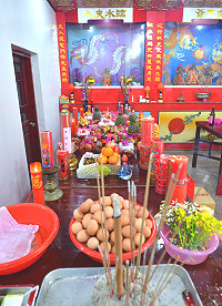 東引臨水夫人擺暝,信眾準備各式牲禮供品酬謝神明,祈求平安。(圖/文:陳其敏)
