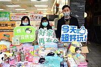 　銅板傳愛，共享無窮世代，馬祖家扶迎新春義賣歡樂登場，現場有琳琅滿目的生活雜貨、文具用品及各式玩偶娃娃，鄉親與遊客用行動來支持地區孩子。（圖／文：曹重偉）