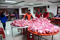 　正月十六是各廟宇食福的日子，今年受到疫情影響，馬祖境天后宮也不例外，提前公布取消遶境及食福，但仍然維持「擺暝」及「分肉」這兩項傳統。（圖／文：曹重偉）