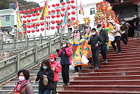 擺暝隊伍浩浩蕩蕩前往青帆村陳元帥廟迎神。(圖/文:周翊莆)