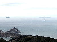 　一陣春雨讓星羅棋佈的馬祖列島現形，28日由北竿壁山可遠眺距離25公里外的亮島和約50公里外的東引島；一年之中能從北竿看到東引的天數並不多，通常只在春天下過雨後能見度好轉才有可能。（圖／文：陳鵬雄）