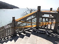 近期前往媽祖宗教文化園區可要注意安全,遊客反映參拜步道的石質欄杆有幾個區塊鬆脫剝落;主管單位已用警戒線先圍起,修復前也請鄉親勿靠近危險區域。(圖/文:曹重偉)