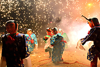 　東引鄉「十八暝」遊燈，迎神隊伍經過之處洋溢著激昂與歡樂。（圖／文：陳其敏）