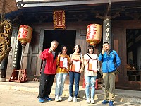 金板境天后宮少女媽祖LOGO徵選,馬中高三林妍秀(左二)設計中選,廟委會準備將圖樣送智財局申請商標。(圖:金板境天后宮、邊城振輝)