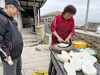 　初春的風霜天很適合製作蘿蔔乾，北竿今年蘿蔔盛產，不少民眾開始加工製作。（圖／文：陳鵬雄）