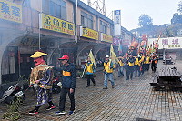 　山隴境白馬尊王廟迎接元宵遶境盛事，4日上午吉時先進行清道儀式，由保長公前頭帶路，依照相當有歷史的遶境動線行進；廟管會表示，重頭戲是今晚6時正式遶境，提醒社友及友軍準時前往報到，還有摸彩活動，歡迎鄉親前往共襄盛舉。（圖／文：曹重偉）