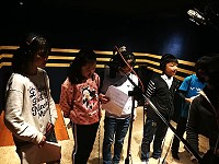 雲台樂府在春節前夕委請音樂兼課老師王筱君、母語指導介壽劉玉金老師與演唱6位小朋友赴台北專業音樂工作室錄製5首童謠歌曲。(圖:王筱君提供)