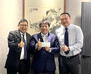 海大校友沛華沛榮教育基金會林光董事長捐贈海大3百萬元,校長許泰文頒發感謝狀。(圖:海大提供)