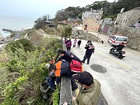 　橋仔一8旬老翁為了撿拾助聽器跌落近8公尺深山谷，所幸只有腳部受輕傷。（圖／文：陳鵬雄）