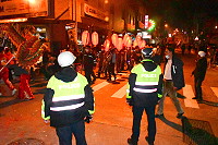 　元宵節期間各鄉遶境活動相當熱鬧，到場指揮交通及待命備災的警消人員相當辛苦，在這群無名英雄努力下，才能讓鄉親平安過好節。（圖／文：曹重偉）