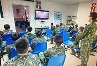馬防部駐台中心召開軍紀維護座談,並收視青年日報所製作文宣,加深官兵印象。(圖/文:藍達弘)