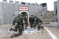 莒光守備大隊實施現地偵查課程,由各連級主官帶領所屬執行現地偵查任務。(圖/文:周翊莆)