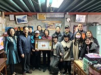 南竿鄉表揚年度幸福家庭、模範婦女、模範婆媳,縣長劉增應等人到府頒贈匾額送上祝福。(圖/文:馮紹夫)