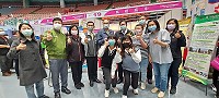 110年度桃園市高中職博覽會,市長鄭文燦6日到馬中攤位場致意與校長陳天賜及師生合影,桃園家長、學生對馬中招生內容及馬祖詢問度很高。(圖:馬中提供)