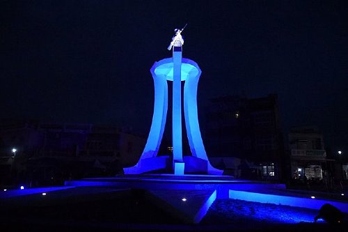 澎湖隘門圓環與衛兵地標點燈。(圖:中央社)