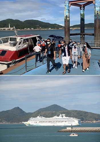 去(2020)年「探索夢號」郵輪跳島馬祖遊,遊客接駁下船及停靠福澳外海。(圖:馬祖日報資料圖)