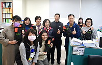 　38婦女節，為感謝婦女同仁辛勞，縣長劉增應問候縣府大樓府內各處女性同仁並致贈小禮物，用行動表達對女性的尊敬與祝賀之意。（圖／文：曹重偉）