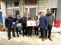 　北竿鄉表揚年度模範婦女、模範婆媳、幸福家庭，縣長劉增應、副縣長王忠銘、鄉長陳如嵐、受獎鄉親當地村長等到府頒贈得獎人員匾額。（圖／文：陳鵬雄）