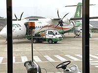 　立榮編號B－17013號8日下午4時40分北竿往台北班機，因機械異常取消飛行任務。（圖：遊客提供）