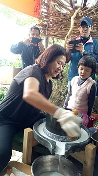 北竿開心農場金銀花製作及產品及石磨體驗烹製鼎邊糊。(圖:開心農場資料圖)