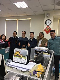北竿青年吳明遠(左3)考取地特四等經建行政,劉增應等人前往恭賀。(圖:人事處)