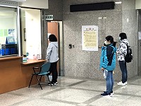 根據中央統計,從去年初以來已經售出超過10億片的成人口罩,以及1億多片兒童口罩。年初有3大變革,分別為增量、降價與改變包裝,由廠商統一包成每包10片,並於包裝袋上明確標示許可證字號等資訊,方便民眾辨識。(圖/文:曹重偉)