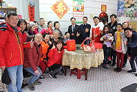 福澳阿嬤陳依蓮百歲壽誕,親友備置20擔用紅布裹著禮品袋肩挑排隊登門祝賀及縣長劉增應偕同副縣長王忠銘、南竿鄉長陳振國到場送禮,並與現場親友們齊唱生日快樂歌。(圖:張愛玲提供)