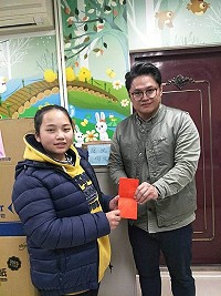 仁愛國小6年級王雅萱榮獲靈鷲山第11屆全國普仁獎60位得主之一,圖為王雅萱今年1月8日獲靈鷲山普仁獎第18屆、連江縣第9屆獎學金後捐給馬祖家扶中心。(圖:仁愛國小、馬祖家扶中心提供)