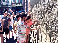 苑裡掀海風團隊舉辦大學生了沒活動,希望提供苑裡學子多元的職涯選擇,並辦理體驗教育活動,讓學子以視覺及觸感認識苑裡百年土角厝。(圖:青年署)