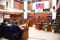 　縣議會臨時會進行議案審查議程，由副議長周瑞國主持，經議員質詢用途及業管部門主官充分說明之下，共審查51案全數照案通過。（圖／文：曹重偉）