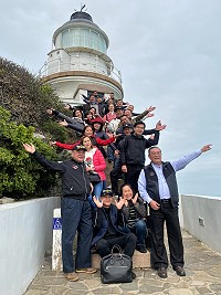 　嘉義市議會議長莊豐安、副議長蘇澤峰與議員一行人參訪東引燈塔。（圖：連江縣議會）