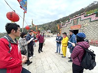 　副議長周瑞國、議員陳玉發12日邀縣府相關局處，就規劃龍角峰祈夢室現勘討論。（圖／文：陳鵬雄）