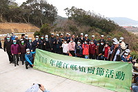 　110年連江縣植樹節活動12日於珠螺徒步區舉行，府會首長和仁愛國小師生攜手合作種植馬祖豆梨。（圖／文：吳嘉榮）