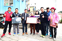 東引鄉110年模範婦女蔡秀英,模範婆媳陳寶金、葉惠英,幸福家庭林景齊、劉珠英接受表揚。(圖/文:陳其敏)