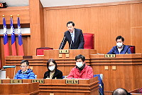 　連江縣議會第7屆第7次臨時會12日閉會；縣長劉增應及局處主管於閉會後，感謝議員們的支持與配合。（圖／文：曹重偉）