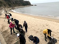 　「向海致敬」馬祖國家風景管理處梅石舉辦淨灘，之後每月雙週六都會擇定地區一處沙灘進行淨灘。（圖／文：馮紹夫）