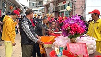 西路境彣大王廟恭送陳元帥回宮,西坵村民焚香恭送陳元帥;青帆居民設攔路宴,歡迎陳元帥回府。(圖/文:宋幸儒)