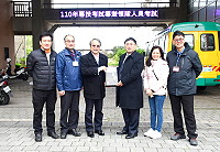 　110年導遊人員、領隊人員考試13日登場，首日進行領隊人員考試，由考試院考試委員陳慈陽（右三）抵馬巡視考場，並致贈試務中心工作人員硃砂筆，祝大家仕途亨通。（圖／文：曹重偉）