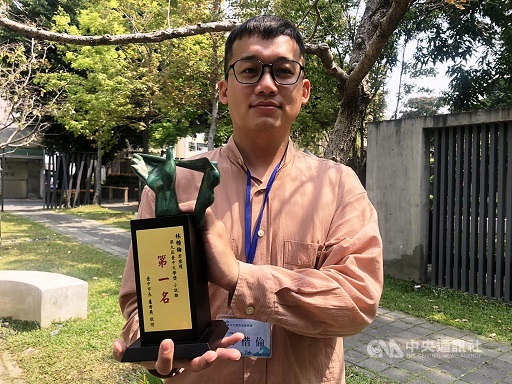 描寫東引偏鄉青年外出打拼、身處異鄉困境與思鄉糾結情緒,台中魚販林楷倫奪台中文學獎小說類首獎,敘述文字精鍊獲評審好評。(圖:中央社)