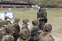 正式射擊前由幹部說明流程與注意事項,緩解訓員緊張情緒,並加深施作印象。(圖/文:賴閩蝶)