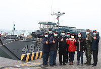 莒光鄉謝鄉長親赴運補現場,感謝國軍部隊苦民所苦,協助運水,保障居民用水無虞。(圖/文:陳柏村)