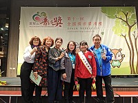　仁愛國小王雅萱榮獲全國普仁獎，由靈鷲山心道法師頒獎及與陪同教導主任陳麗珠（右3）及評選委員合影。（圖：仁愛國小）