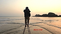馬祖旅遊旺季前,攝影好手陳竑任繼拍攝坤坵沙灘、蛇島前「綠石藻」美圖及捕捉一位攝影者在水中央用梯架拍攝2021方塊海場景。(圖:陳竑任提供)