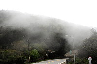 　霧很大，南竿地區17日受到微弱鋒面影響，夾帶的濃霧使機場下午關場，經過中山門雲煙交錯繚繞就像仙境。（圖／文：曹重偉）