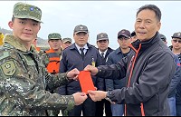 　副縣長王忠銘17日到莒光實地了解西水東運作業情形，並致贈海軍登陸艇與莒光守備大隊加菜金。（圖／文：蔡夢玲）