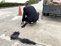 　配合北竿硬地超級馬拉松賽事，工務單位委外展開賽道舖面局部坑洞填補。（圖／文：陳鵬雄）