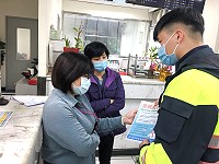 　注意假交友投資真詐財，連江縣警察局近期積極執行軍民及縣內金融機構預防詐騙防範工作，由南所員警赴各金融單位櫃台宣導及各超商ATM上張貼警語，提醒軍民及櫃員多注意異常匯款情事，另透過操作ATM解除購物分期設定，也是詐騙手法，呼籲軍民勿再上當。（圖／文：南竿警察所、曹重偉）