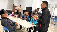 　副縣長王忠銘17日東莒長照站關心據點運作情況，並與鄉親話家常。（圖／文：蔡夢玲）
