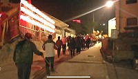 西莒擺暝「巡夜」習俗,由威武陳元帥令牌引領哈班八將巡邏田澳村境內,驅逐境內宵小、鬼魅,沿路並採集鮮花拿回插在香爐上討吉利,象徵平安。(圖/文:宋幸儒、陳志仁)
