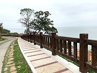 　津仁步道護欄改為仿木混凝土、石板地板鋪面，民眾使用安全性大增。（圖／文：馮紹夫）